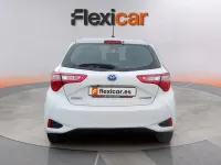 Usado Toyota Yaris Hybrid Active 100 CV (73 kW) 2018 Blanco Berlina