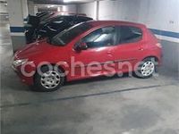 Usado Peugeot 206 70 CV (51 kW) 2005 Rojo Berlina