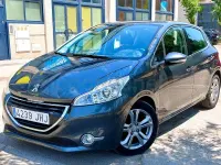Usado Peugeot 208 Allure 92 CV (67 kW) 2015 Blanco Utilitario