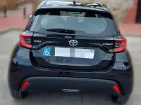 Usado Toyota Yaris Hybrid Active 92 CV (67 kW) 2022 Negro Berlina