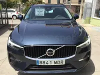 Usado Volvo XC60 Kinetic 181 CV (133 kW) 2023 Gris / plata SUV