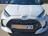 Usado Toyota Yaris Hybrid Plus 130 CV (95 kW) 2024 Gris / plata Berlina