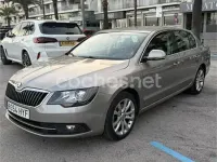 Usado Skoda Superb Elegance 140 CV (102 kW) 2014 Gris / plata Berlina