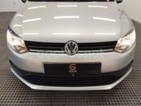 Usado VW Polo Advance 75 CV (55 kW) 2015 Gris / plata Berlina