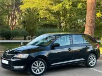 Usado Skoda Rapid Active 105 CV (77 kW) 2013 Negro Utilitario