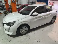 Usado Peugeot 208 Active 100 CV (73 kW) 2021 Blanco Utilitario