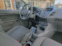 Usado Ford Fiesta Trend 100 CV (73 kW) 2013 Gris / plata Berlina