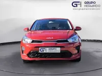 Usado Kia Rio 84 CV (61 kW) 2023 Rojo Berlina