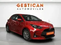 Käytetty Toyota Yaris Hybrid Active 116 HP (85 kW) 2023 Punainen Sedan