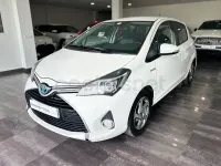 Usado Toyota Yaris Hybrid Active 100 CV (73 kW) 2015 Blanco Berlina
