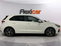 Usado Hyundai i30 120 CV (88 kW) 2022 Blanco Berlina
