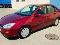 Usado Ford Focus Ghia 100 CV (73 kW) 2000 Granate Berlina