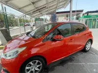 Usado Peugeot 208 Active 82 CV (60 kW) 2015 Rojo Utilitario