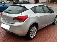 Usado Opel Astra Enjoy 110 CV (80 kW) 2011 Gris / plata Berlina
