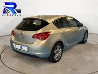 Usado Opel Astra Selective 110 CV (80 kW) 2012 Gris / plata Berlina