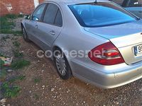 Usado Mercedes E270 Avantgarde 177 CV (130 kW) 2004 Gris / plata Berlina