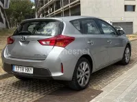 Usado Toyota Auris Hybrid Advance 136 CV (100 kW) 2013 Gris / plata Berlina