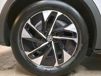 Usado VW ID.5 Pro 127 kW (174 CV) 2024 Blanco glaciar metalizado techo negro SUV