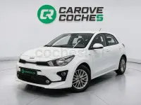 Usado Kia Rio 84 CV (61 kW) 2023 Granate Berlina