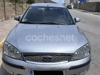 Usado Ford Mondeo Ghia 130 CV (95 kW) 2005 Gris / plata Familiar
