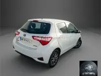 Usado Toyota Yaris Hybrid Active 100 CV (73 kW) 2019 Blanco Berlina