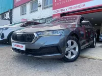 Usado Skoda Octavia Ambition 150 CV (110 kW) 2022 Gris / plata Familiar