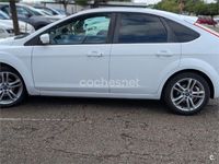 Usado Ford Focus Trend 109 CV (80 kW) 2009 Blanco Berlina