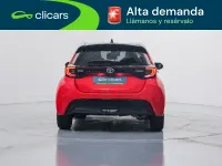 Usado Toyota Yaris Plus 75 CV (55 kW) 2021 Rojo Utilitario
