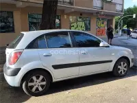 Usado Kia Rio Active 110 CV (80 kW) 2008 Gris / plata Berlina