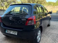 Usado Toyota Yaris Luna 87 CV (63 kW) 2007 Negro Utilitario