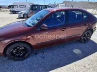 Usado Seat Leon Sport 110 CV (80 kW) 2004 Granate Utilitario