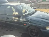 Usado Ford Escort 75 CV (55 kW) 1998 Verde Berlina