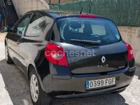 Usado Renault Clio II Dynamique 70 CV (51 kW) 2006 Negro Berlina
