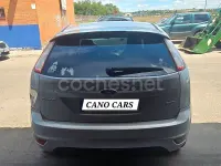 Usado Ford Focus Trend 109 CV (80 kW) 2009 Gris / plata Berlina