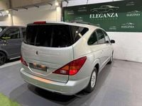 Usado SsangYong Rodius Limited 165 CV (121 kW) 2012 Gris / plata Monovolumen