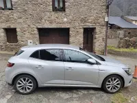 Usado Renault Mégane Zen 130 CV (95 kW) 2017 Gris / plata Berlina