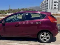 Usado Ford Fiesta Ambiente 68 CV (50 kW) 2008 Granate Utilitario