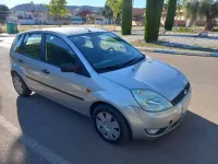 Usado Ford Fiesta Trend 68 CV (50 kW) 2004 Gris Utilitario