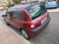 Usado Renault Clio II 75 CV (55 kW) 2002 Granate Berlina