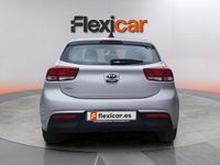 Usado Kia Rio 101 CV (74 kW) 2019 Gris Berlina