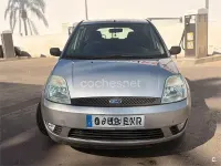 Usado Ford Fiesta Trend 68 CV (50 kW) 2004 Gris / plata Utilitario