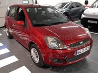 Usado Ford Fiesta Ghia 68 CV (50 kW) 2006 Granate Utilitario
