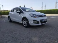 Usado Kia Rio 84 CV (61 kW) 2014 Blanco Berlina