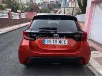 Usado Toyota Yaris Hybrid Style 116 CV (85 kW) 2022 Rojo Berlina