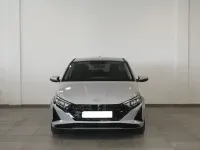 Usado Hyundai i20 101 CV (74 kW) 2024 Gris / plata Berlina