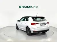 Usado Skoda Fabia Style 95 CV (69 kW) 2022 Gris plata Utilitario
