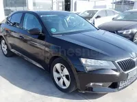 Usado Skoda Superb Ambition 150 CV (110 kW) 2018 Negro Berlina