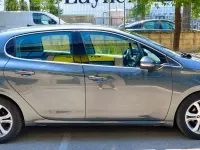 Usado Peugeot 208 Allure 92 CV (67 kW) 2015 Blanco Utilitario