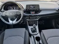 Usado Hyundai i30 110 CV (80 kW) 2024 Negro Berlina