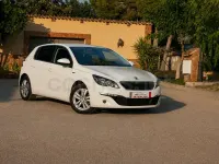 Usado Peugeot 308 Allure 110 CV (80 kW) 2015 Blanco Berlina